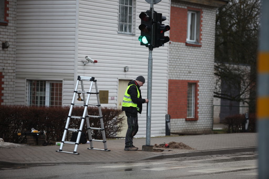 Zaudējumus par sabojāto luksoforu no vainīgā piedzen