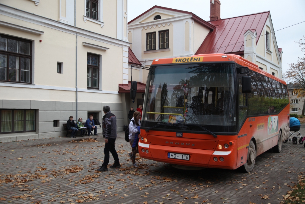 Ceļš no mājām uz skolu dažam patiešām ir garš