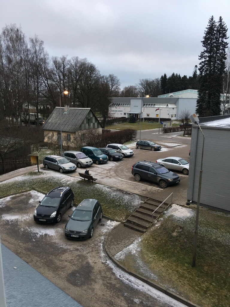 Kāpēc dienā neizslēdz apgaismojumu?