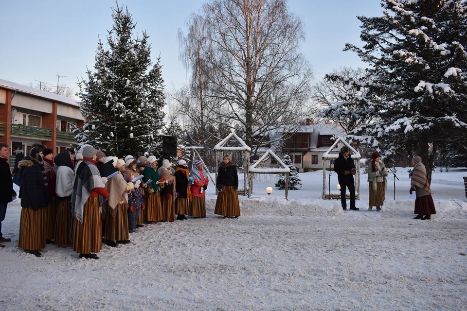 Foto: Ziemassvētki sabraukuši rakstītām kamanām... Lejasciemā