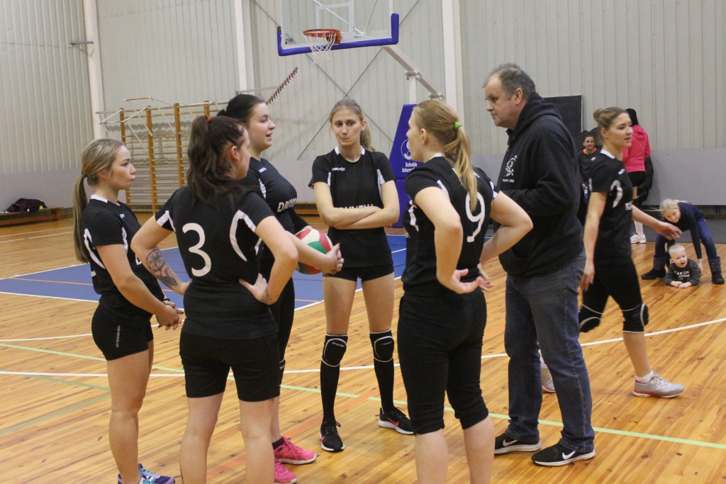 Turpinās atklātais čempionāts volejbolā