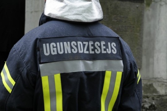 Stradu pagastā daudzdzīvokļu mājā deg virtuve