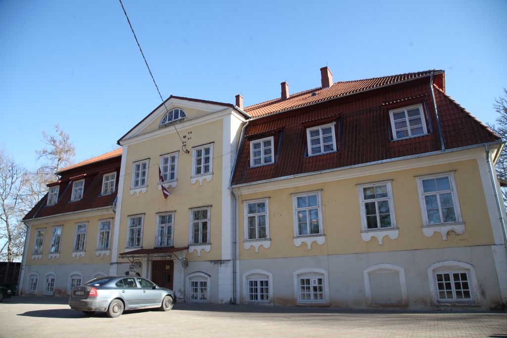 Piedāvā slēgt trīs skolas un reorganizēt četras