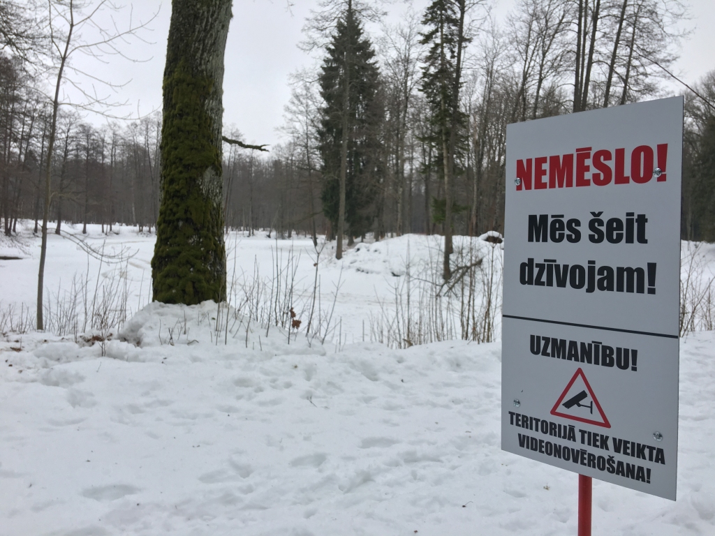 Novada nelegālajās atkritumu izgāztuvēs iedarbojas brīdinājums par videonovērošanu