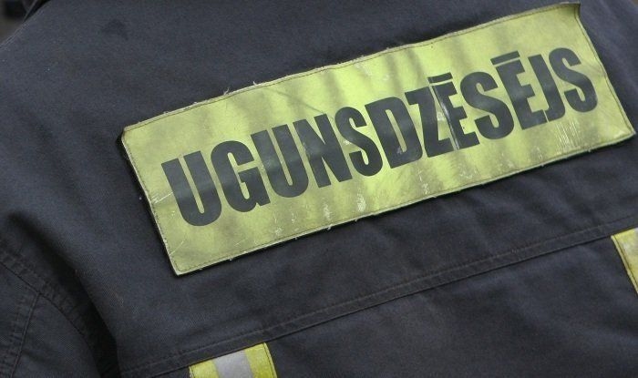 Gulbenē kādas mājas dūmvadā deg sodrēji
