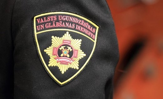 Beļavas pagastā glābēji atbrīvoja ceļa brauktuvi no nolūzuša koka