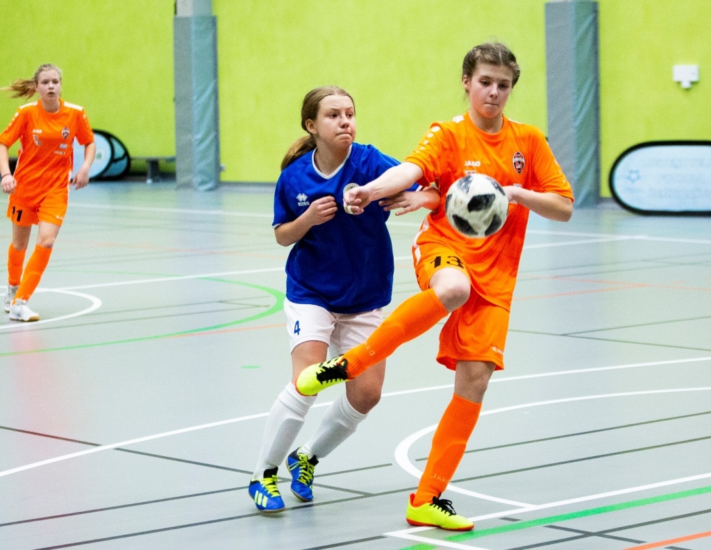 Gulbenes futbolistēm - bronza