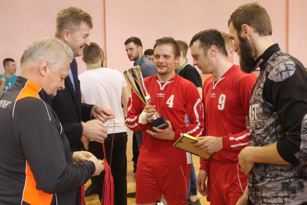 Uzvar Rankas futbolisti