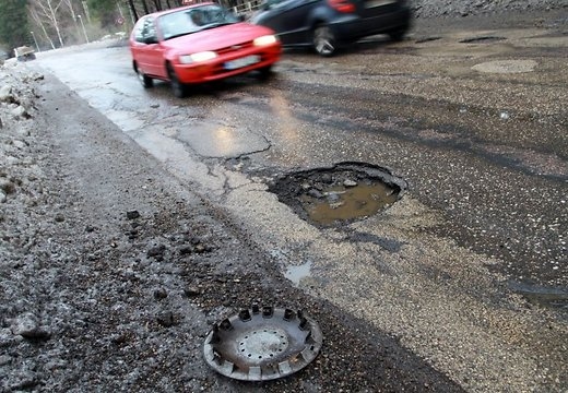 Autoceļu uzturētājs labo satiksmei bīstamās bedres