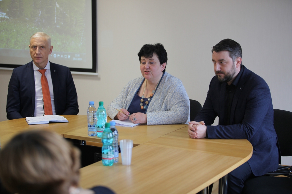 VIDEO: Izglītības un zinātnes ministrijas ierēdņi tiekas ar novada skolu direktoriem, deputātiem un pārvalžu vadītājiem