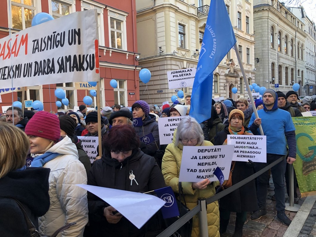 Aptuveni 2000 pedagogu protestā pie Saeimas pieprasa algu palielinājumu