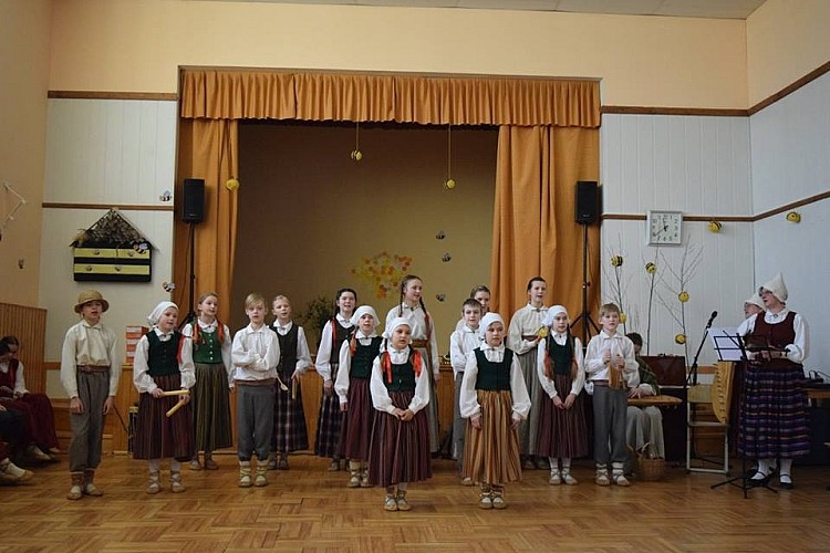 Rankā tiekas skolēnu folkloras kopas