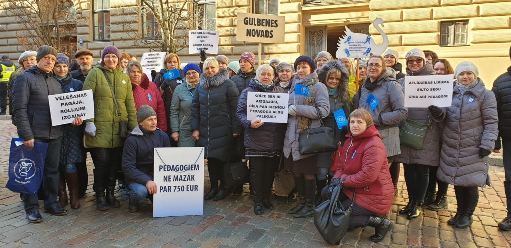 Arī novada pedagogi  piedalās piketā Rīgā