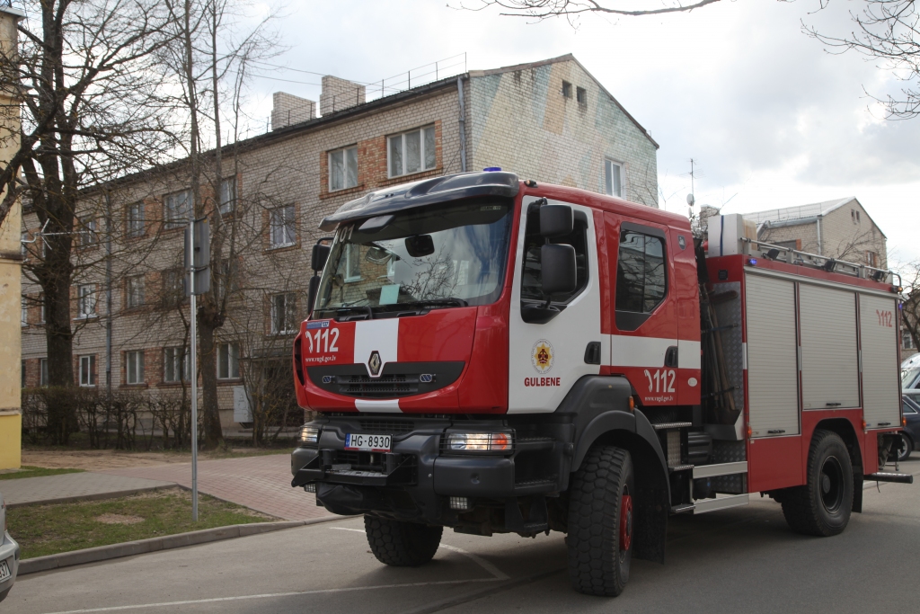 Gulbenē deg dzīvoklis, ugunsdzēsēji izglābj četrus cilvēkus