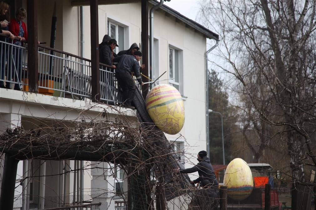 Pilsētā ieripo Lieldienu olas (FOTO)