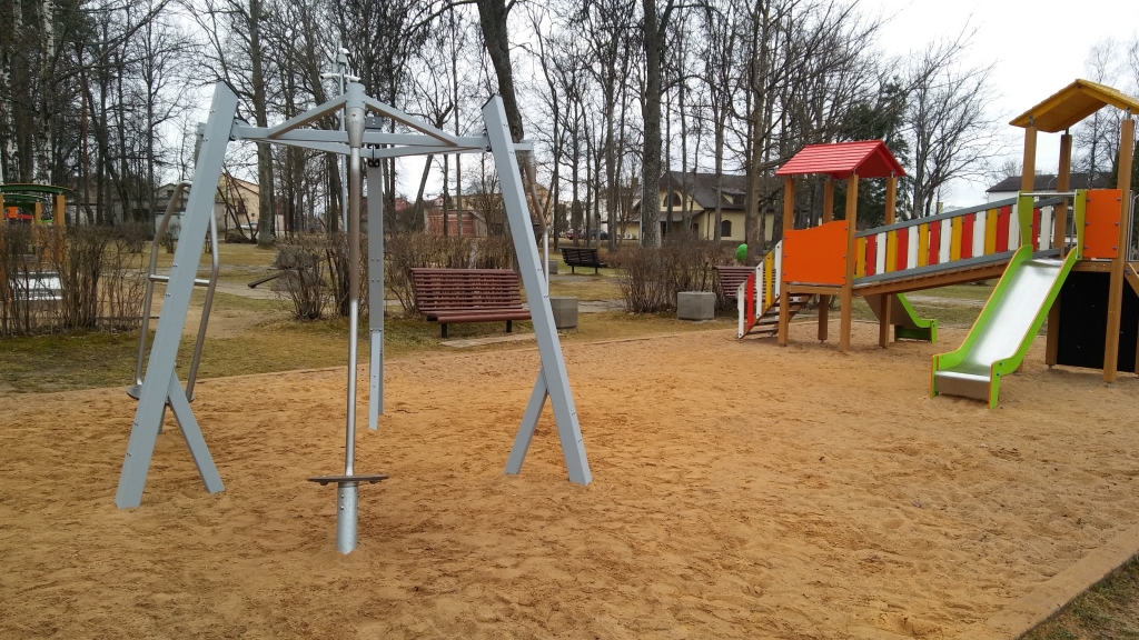 Gulbīšu parkā - jauns rotaļu rīks