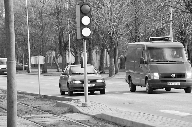 Par sarkanā signāla neievērošanu – naudas sods
