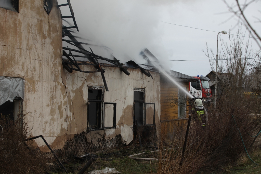 Gulbenē deg divstāvu dzīvojamā māja