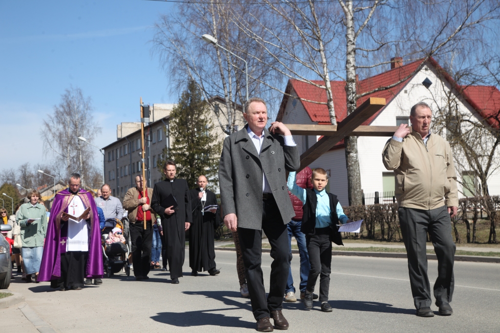 Tradicionāli iziet ekumēnisko krusta ceļu