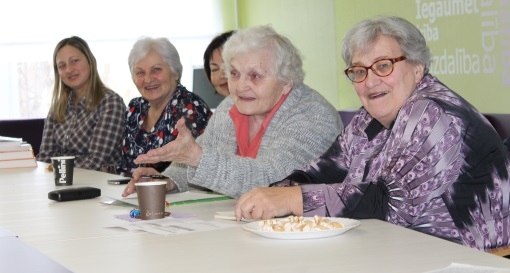 Seniori un organizācijas dalās pieredzē par brīvprātīgo darbu