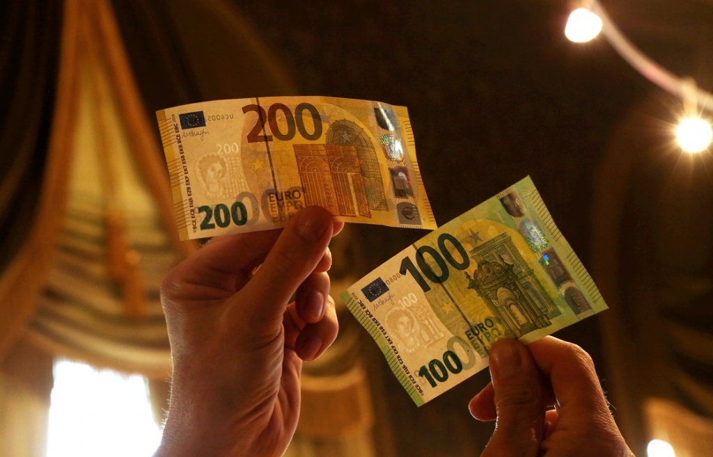 Rīt apgrozībā nonāks jaunās 100 eiro un 200 eiro banknotes 