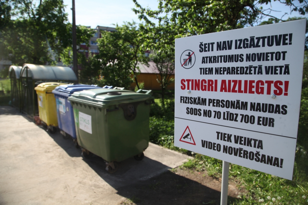 Uz informatīvajām zīmēm brīdina par videonovērošanu un naudas sodu