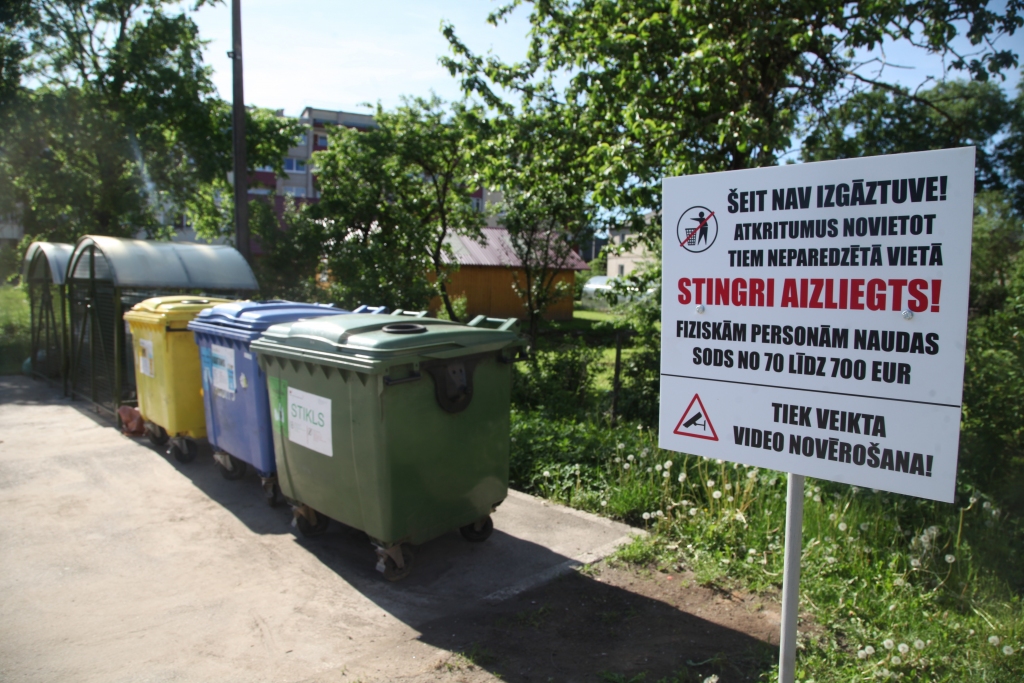 Gulbenē uz informatīvajām zīmēm brīdina par videonovērošanu un naudas sodu