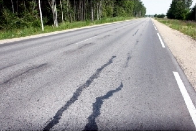 Izsvīduma vietas uz valsts autoceļiem arī Gulbenes novadā apstrādā ar smilti vai šķembām 