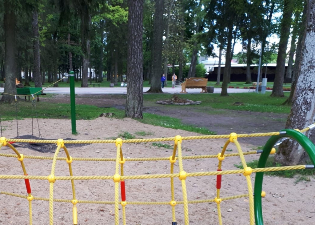Kāpēc Jaunatnes parkā Gulbenē nozāģēti koki?