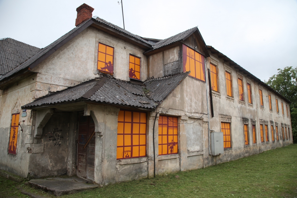 Māja ir pārdota, īrnieku parādi palikuši