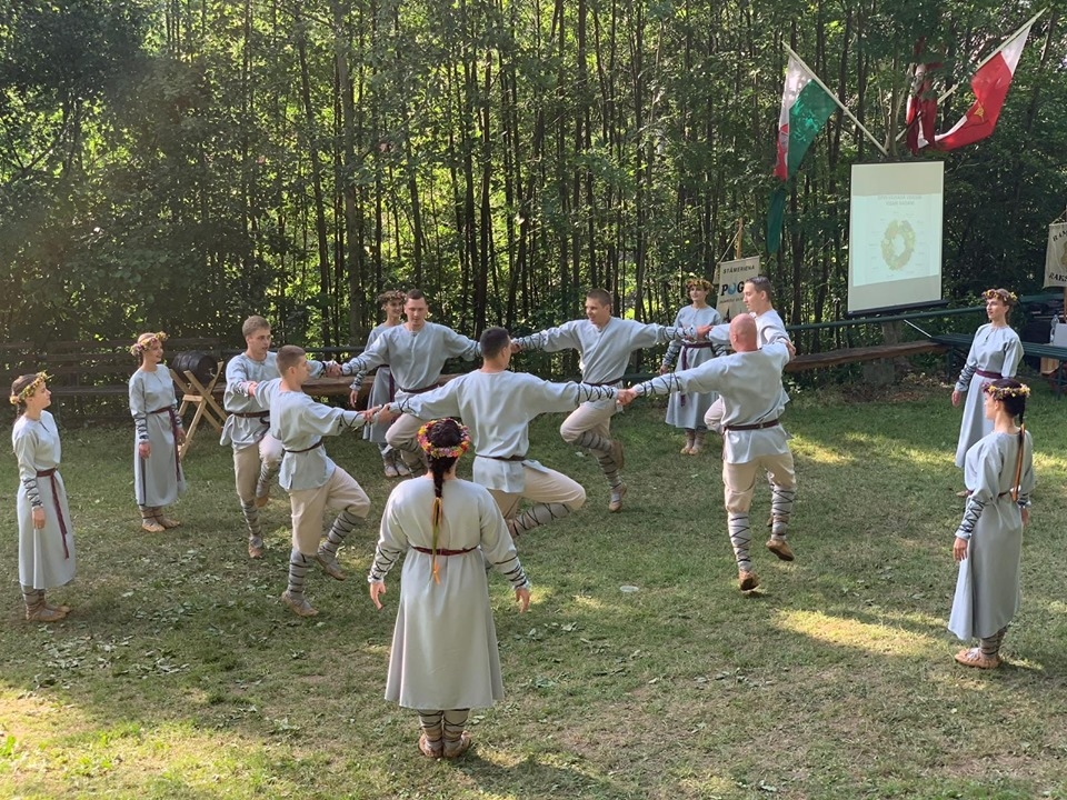 FOTO un VIDEO: Stāmerienas jauniešu deju kolektīvs šos Jāņus svin Vācijā