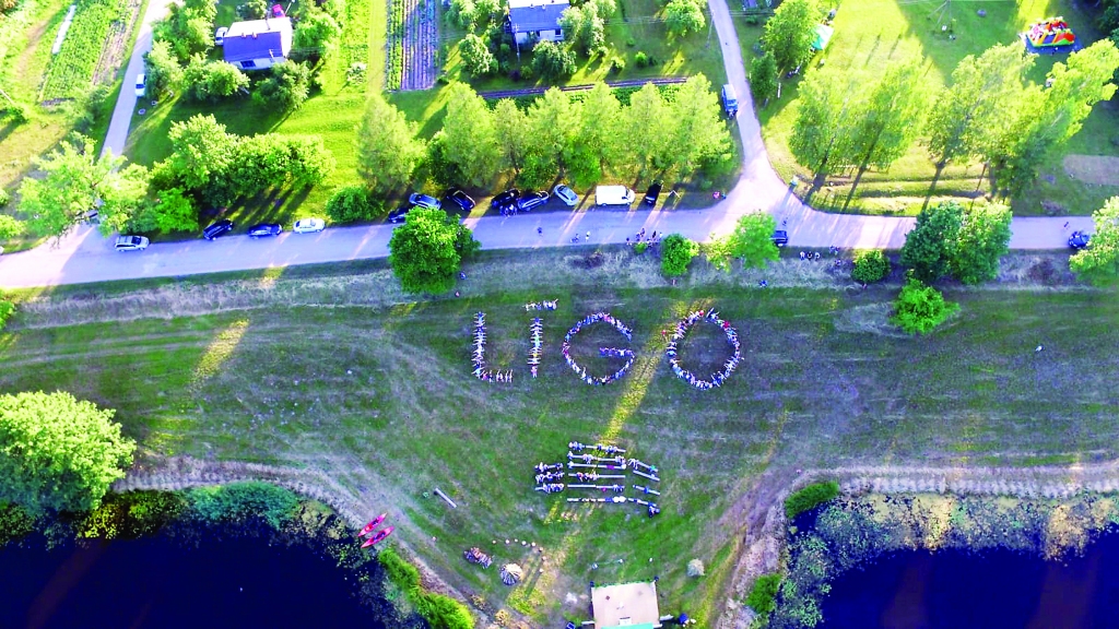 Līgo pagasta iedzīvotāji kopā uzbur vārdu “LĪGO”