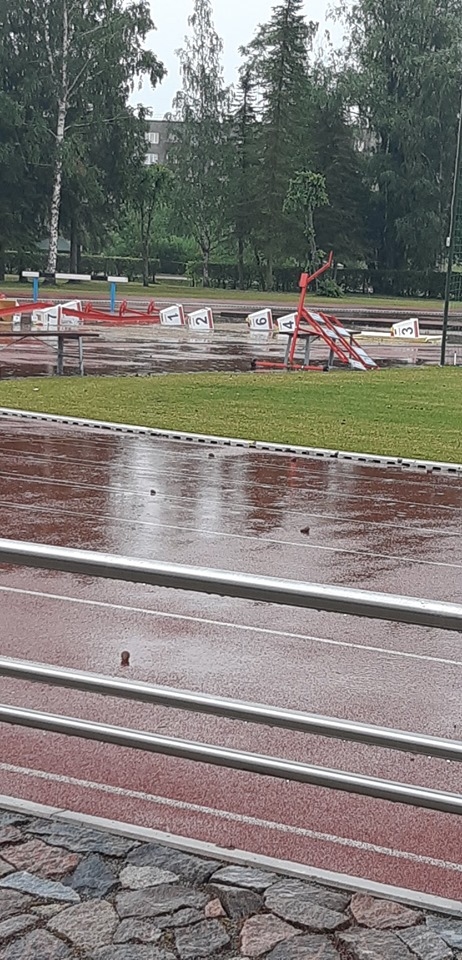 FOTO: vētra Gulbenē gāž kokus, rauj nost jumtu un rada citus postījumus; sūtiet savus foto ar vētras nedarbiem!