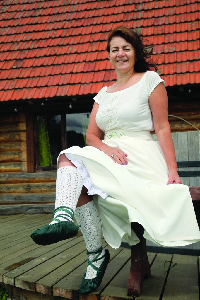 Darina latvisku goda tērpu