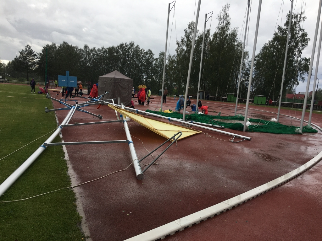 Gulbenē vēl apkopo iepriekšējās brīvdienās negaisa radīto zaudējumus
