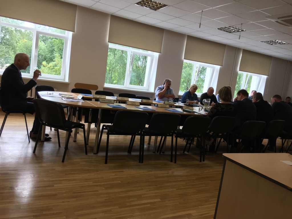Pieņem būtiskus lēmumus mazskaitliskā deputātu sastāvā