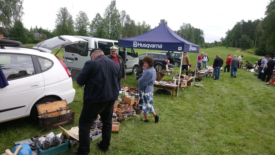 FOTO un VIDEO: Vecu senlietu un krāmu tirdziņš Stāmerienā