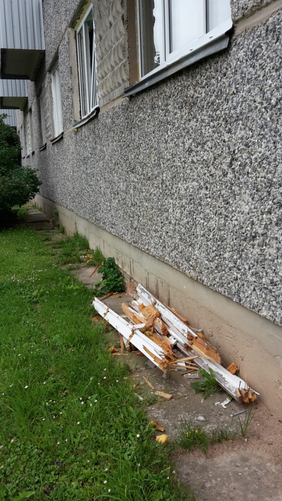 Sūdzas par nomestām palodzēm un logiem pie mājas