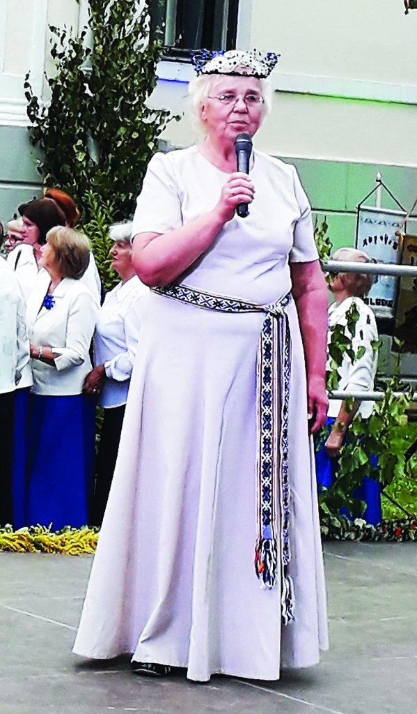 Seniori svin svētkus un priecājas par dzīvi
