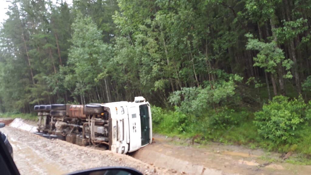 Remontdarbu laikā uz Balvu ceļa apgāžas smagais auto