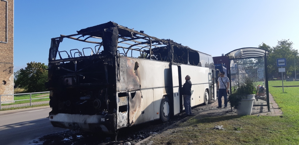 Alūksnē pēkšņi nodeg kāda Gulbenes privātuzņēmuma autobuss, cietušo nav (VIDEO)