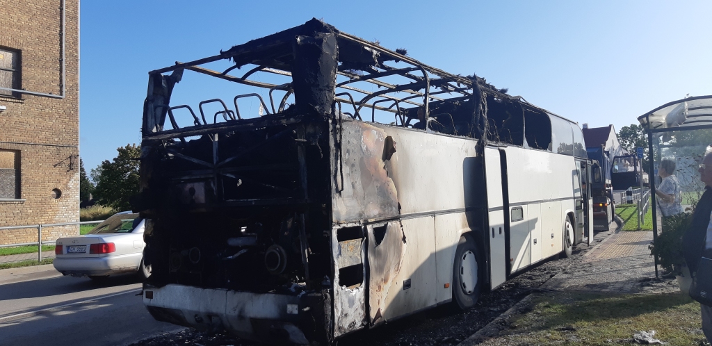 Ceļā uz Sāremā sadeg privātuzņēmēja autobuss, cietušo nav
