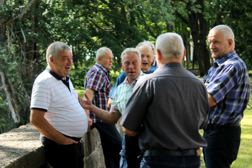 FOTO: bijušās Jaungulbenes profesionāli tehniskās skolas salidojums