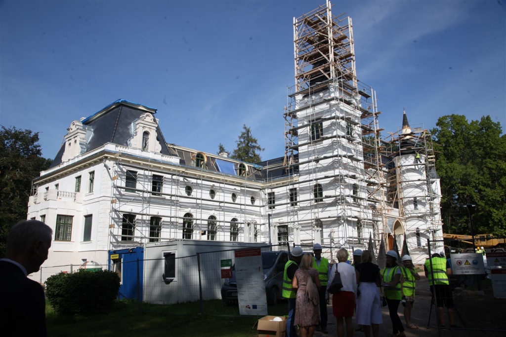 FOTO: Stāmerienas pilij uzstāda atjaunoto vēja rādītāju