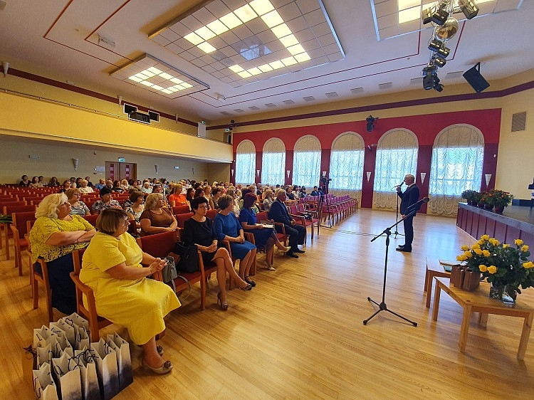 Gulbenes novada skolotāju konferencē runā par aktualitātēm, sumina kolēģus un uzņem jaunos pedagogus