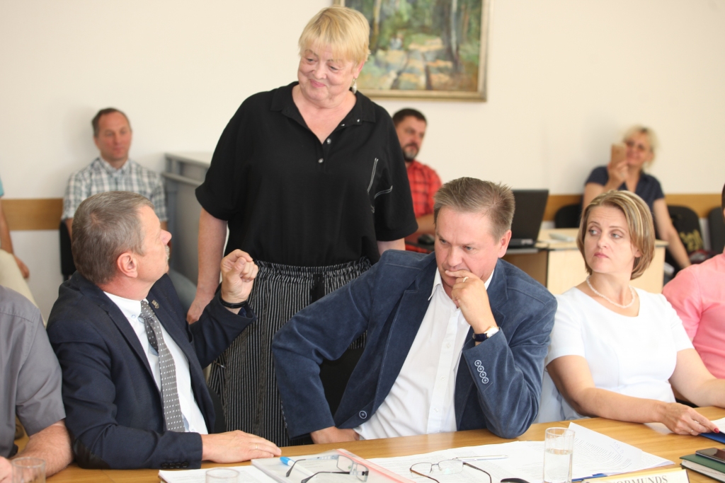 Paceļ balto karogu “Sila” aizstāvju priekšā