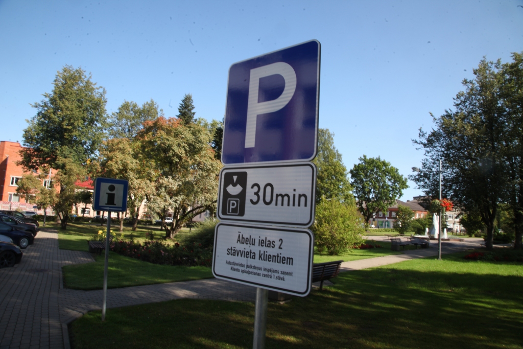 Pie Gulbenes novada domes ēkas – trīs stāvvietas klientiem