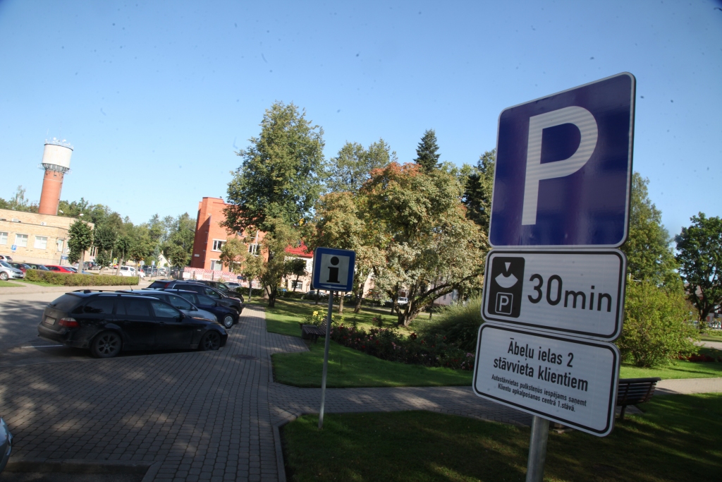 Pie Gulbenes novada domes ēkas – trīs stāvvietas klientiem