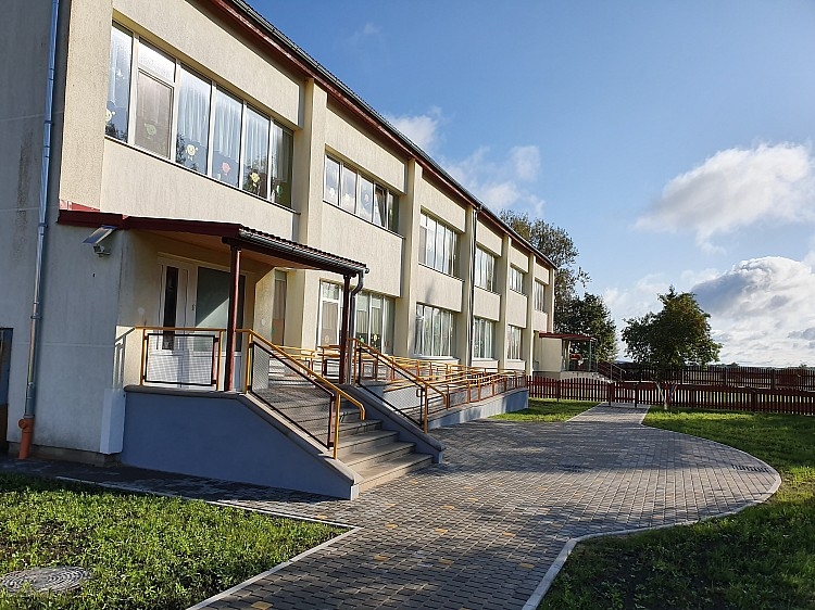 Labiekārto Stāķu bērnudarza teritoriju 