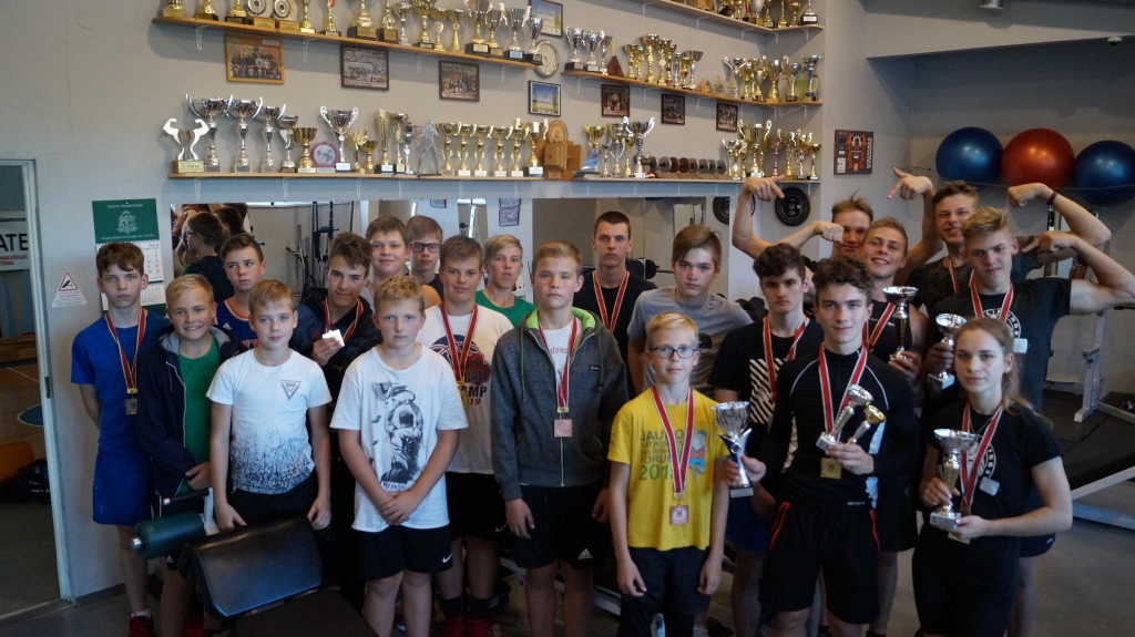Pauerliftings: Latvijas skolu čempionāta Gulbenes posmā spēcīgākie - Gulbenes 2.vidusskola